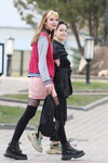 Moda en la calle en Minsk. 03/2020 (looks: pantis negros, calcetines altos negros, falda rosa corta, botines negros)