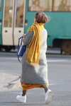 Уличная мода в Минске. 03/2020 (наряды и образы: серое пальто, желтый шарф, синяя сумка, чёрные колготки)