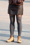 Moda uliczna w Mińsku. 03/2020 (ubrania i obraz: rajstopy z imitacją pończoch szare, skórzana spódnica mini brązowa)