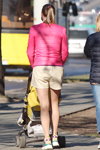 Moda uliczna w Mińsku. 04/2020 (ubrania i obraz: kurtka w kolorze fuksji pikowana, szorty beżowe, cienkie rajstopy cieliste)