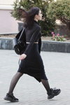 Moda uliczna w Mińsku. 04/2020 (ubrania i obraz: pulower czarny, plecak czarny, spódnica czarna, cienkie rajstopy czarne, buty sportowe czarne)