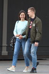 Moda uliczna w Mińsku. 04/2020 (ubrania i obraz: jeansy błękitne, bomberka w kolorze khaki, jeansy błękitne)