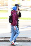 Вулична мода в Мінську. 04/2020 (наряди й образи: блакитні джинси, білі шкарпетки)
