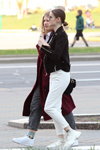 Вулична мода в Мінську. 04/2020 (наряди й образи: білі джинси, білі кросівки, білі шкарпетки)