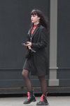 Уличная мода в Минске. 04/2020 (наряды и образы: чёрные колготки в сетку, чёрные ботинки)