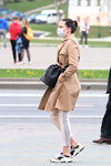 Straßenmode in Minsk. 04/2020 (Looks: hautfarbener Trenchcoat, weiße Sneakers, schwarze Handtasche)