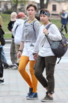 Straßenmode in Minsk. 04/2020 (Looks: gestreifter schwarz-weißer Pullover, weiße Shorts, orange Strumpfhose, blaue Hoch geschnittene Sneakers, weißer Pullover, khakifarbene Sneakers)