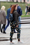 Уличная мода в Минске. 04/2020 (наряды и образы: цветочные разноцветные брюки, белые кроссовки, коричневые полосатые носки)