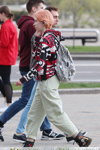Уличная мода в Минске. 04/2020 (наряды и образы: серый рюкзак, разноцветная куртка)