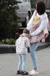 Moda uliczna w Mińsku. 04/2020 (ubrania i obraz: pulower z nadrukiem biały, jeansy błękitne)