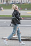 Moda uliczna w Mińsku. 04/2020 (ubrania i obraz: blond (kolor włosów), skórzana kurtka biker czarna, jeansy z podartymi nogawkami błękitne, buty sportowe białe)