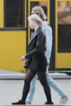 Moda uliczna w Mińsku. 04/2020 (ubrania i obraz: blond (kolor włosów), skórzana kurtka biker czarna, rajstopy czarne)