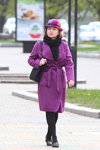 Straßenmode in Minsk. 04/2020 (Looks: bunter Hut, purpurroter Mantel, schwarzer Schal, schwarze Handtasche, schwarze Strumpfhose, schwarze Pumps)