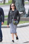 Straßenmode in Minsk. 04/2020 (Looks: schwarzes Top, schwarze Biker-Lederjacke, grauer Rock, schwarzSneakers, schwarze Handtasche, Sonnenbrille)