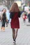 Уличная мода в Минске. 04/2020 (наряды и образы: чёрные прозрачные колготки)