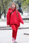 Уличная мода в Минске. 04/2020 (наряды и образы: красная толстовка, красные спортивные брюки, красные кеды, дредлоки)
