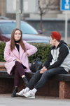 Уличная мода в Минске. 04/2020 (наряды и образы: розовое пальто, красная бейсболка, белые носки, белые кроссовки)