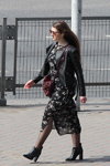 Straßenmode in Minsk. 05/2020. Teil 1 (Looks: schwarze Biker-Lederjacke, schwarzes Kleid mit Blumendruck, Burgunder farbene Handtasche, schwarze Strumpfhose, schwarze Stiefeletten, Sonnenbrille)