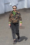 Straßenmode in Minsk. 05/2020. Teil 1 (Looks: grüner Pullover, graue Jeans, graue Sneakers, khakifarbene Camouflage Jacke, Sonnenbrille)