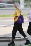 Вулична мода в Мінську. 05/2020. Частина 2 (наряди й образи: жовта куртка, фіолетовий рюкзак, чорні брюки, чорні трикотажні шкарпетки, чорні кросівки, блонд (колір волосся))