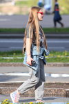 Moda uliczna w Mińsku. 05/2020. Część 2 (ubrania i obraz: jeansy szare)