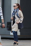 Moda uliczna w Mińsku. 05/2020. Część 3 (ubrania i obraz: palto białe, jeansy niebieskie, koński ogon (fryzura))