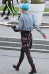 Moda en la calle en Minsk. 05/2020. Parte 3 (looks: , cazadora denim azul claro, vestido con flores negro, pantis negros, botas negras, pelo de color)