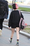Straßenmode in Minsk. 05/2020. Teil 3 (Looks: schwarzer Pullover, schwarze Shorts, schwarze gestreifte Baumwollsocken, bunte Hoch geschnittene Sneakers, buntes Haar)