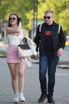 Moda en la calle en Minsk. 05/2020. Parte 3 (looks: top blanco, falda rosa corta, sneakers blancos, bolso blanco, gafas de sol, guantes sin dedos negros, cazadora negra, camiseta negra, vaquero azul)