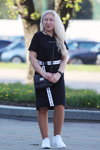 Moda en la calle en Minsk. 05/2020. Parte 3 (looks: vestido negro, pantis cueros, sneakers blancos, , bolso negro)