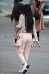 Moda en la calle en Minsk. 05/2020. Parte 3 (looks: pantalón rosa, bolso blanco, sneakers blancos, cazadora de piel beis)