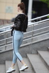 Вулична мода в Мінську. 05/2020. Частина 4 (наряди й образи: чорна шкіряна куртка, блакитні джинси з лампасами, білі кросівки, коса (зачіска))