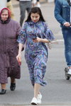 Moda uliczna w Mińsku. 05/2020. Część 4 (ubrania i obraz: sukienka Paisley błękitna, buty sportowe białe)