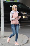 Moda uliczna w Mińsku. 05/2020. Część 4 (ubrania i obraz: kurtka różowa pikowana, jeansy błękitne, buty sportowe różowe, blond (kolor włosów), okulary przeciwsłoneczne)