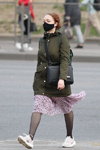 Moda en la calle en Minsk. 05/2020. Parte 4 (looks: abrigo kaki, vestido rosa, pantis de lunares negros, sneakers blancos)
