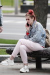 Moda en la calle en Minsk. 05/2020. Parte 4 (looks: bollo, cazadora denim azul claro, pantalón rosa, sneakers blancos, pelo de multicolor)