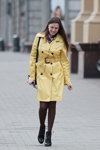 Moda uliczna w Mińsku. 05/2020. Część 4 (ubrania i obraz: płaszcz żółty, rajstopy brązowe, botki damskie czarne)