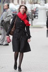 Moda en la calle en Minsk. 05/2020. Parte 5 (looks: abrigo negro, pantis negros, bufanda roja, bolso marrón)