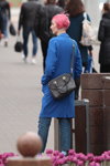 Вулична мода в Мінську. 05/2020. Частина 5 (наряди й образи: блакитне пальто, блакитні джинси, чорна сумка, кольорове фарбування волосся, коротка стрижка)