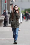 Moda uliczna w Mińsku. 05/2020. Część 5 (ubrania i obraz: jeansy z podartymi nogawkami błękitne)