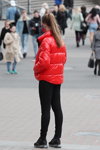 Straßenmode in Minsk. 05/2020. Teil 5 (Looks: Pferdeschwanz (Frisur), rote gesteppte Jacke, schwarze Jeans, schwarze Sneakers)