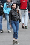 Moda en la calle en Minsk. 05/2020. Parte 5 (looks: cazadora biker de piel negra, vaquero azul claro, calcetines blancos, sneakers grises)