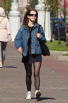 Moda en la calle en Minsk. 05/2020. Parte 6 (looks: cazadora denim azul, falda vaquera negra, pantis negros)