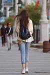 Moda uliczna w Mińsku. 05/2020. Część 6 (ubrania i obraz: jeansy z podartymi nogawkami błękitne, plecak czarny)