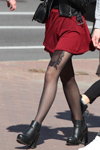 Moda en la calle en Minsk. 05/2020. Parte 7 (looks: pantis negros, falda burdeos corta, botines de tacón negros, tatuaje)