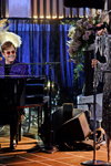 Elton John und Dua Lipa. Fotofakt. Elton John, David Furnish, Dua Lipa und andere