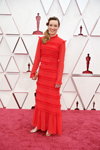Ashley Fox. Ceremonia otwarcia — Oscar 2021 (ubrania i obraz: suknia wieczorowa czerwona)