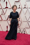 Yuh-Jung Youn. Ceremonia otwarcia — Oscar 2021 (ubrania i obraz: suknia wieczorowa czarna)