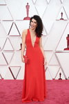 Nina Pedrad. Ceremonia otwarcia — Oscar 2021 (ubrania i obraz: suknia wieczorowa czerwona, kopertówka czerwona)