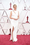 Jena Friedman. Церемония открытия — Оскар 2021 (наряды и образы: белое вечернее платье с разрезом)